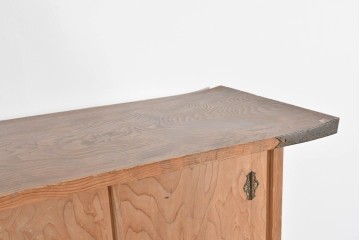 和製ヴィンテージ　大型サイズ　工芸品　真鍮金具付き　高級杉材を贅沢に使用した職人手作りの茶棚　(R-085478)