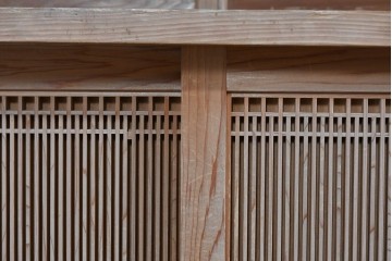 和製ヴィンテージ　大型サイズ　工芸品　真鍮金具付き　高級杉材を贅沢に使用した職人手作りの茶棚　(R-085478)