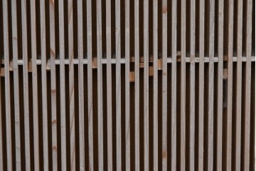 和製ヴィンテージ　大型サイズ　工芸品　真鍮金具付き　高級杉材を贅沢に使用した職人手作りの茶棚　(R-085478)