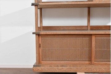 和製ヴィンテージ　大型サイズ　工芸品　真鍮金具付き　高級杉材を贅沢に使用した職人手作りの茶棚　(R-085478)