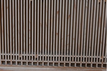 和製ヴィンテージ　大型サイズ　工芸品　真鍮金具付き　高級杉材を贅沢に使用した職人手作りの茶棚　(R-085478)