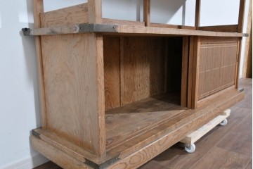 和製ヴィンテージ　大型サイズ　工芸品　真鍮金具付き　高級杉材を贅沢に使用した職人手作りの茶棚　(R-085478)