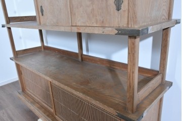 和製ヴィンテージ　大型サイズ　工芸品　真鍮金具付き　高級杉材を贅沢に使用した職人手作りの茶棚　(R-085478)