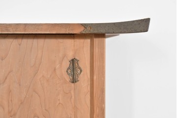 和製ヴィンテージ　大型サイズ　工芸品　真鍮金具付き　高級杉材を贅沢に使用した職人手作りの茶棚　(R-085478)