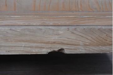 和製ヴィンテージ　大型サイズ　工芸品　真鍮金具付き　高級杉材を贅沢に使用した職人手作りの茶棚　(R-085478)