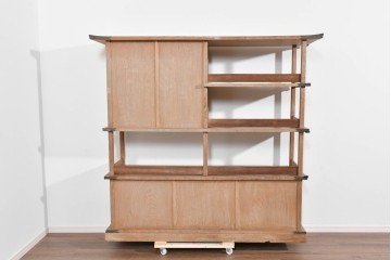 和製ヴィンテージ　大型サイズ　工芸品　真鍮金具付き　高級杉材を贅沢に使用した職人手作りの茶棚　(R-085478)