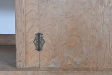 和製ヴィンテージ　大型サイズ　工芸品　真鍮金具付き　高級杉材を贅沢に使用した職人手作りの茶棚　(R-085478)