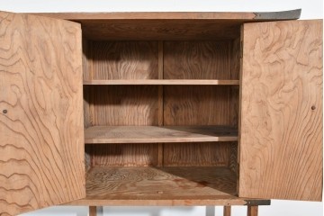 和製ヴィンテージ　大型サイズ　工芸品　真鍮金具付き　高級杉材を贅沢に使用した職人手作りの茶棚　(R-085478)