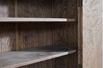 和製ヴィンテージ　大型サイズ　工芸品　真鍮金具付き　高級杉材を贅沢に使用した職人手作りの茶棚　(R-085478)