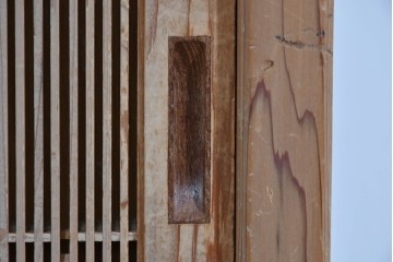 和製ヴィンテージ　大型サイズ　工芸品　真鍮金具付き　高級杉材を贅沢に使用した職人手作りの茶棚　(R-085478)