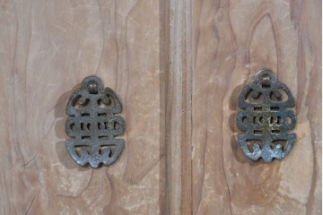 和製ヴィンテージ　大型サイズ　工芸品　真鍮金具付き　高級杉材を贅沢に使用した職人手作りの茶棚　(R-085478)