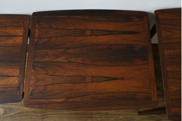 デンマークヴィンテージ　Mobel Intarsia(モーベルインタルシア)　ローズウッド材　木目が美しいネストテーブル　(R-085479)