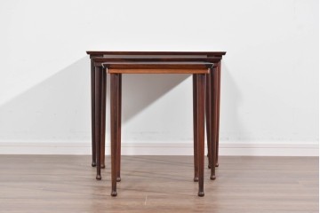 デンマークヴィンテージ　Mobel Intarsia(モーベルインタルシア)　ローズウッド材　木目が美しいネストテーブル　(R-085479)