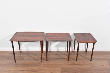 デンマークヴィンテージ　Mobel Intarsia(モーベルインタルシア)　ローズウッド材　木目が美しいネストテーブル　(R-085479)