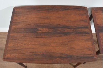 デンマークヴィンテージ　Mobel Intarsia(モーベルインタルシア)　ローズウッド材　木目が美しいネストテーブル　(R-085479)