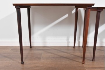 デンマークヴィンテージ　Mobel Intarsia(モーベルインタルシア)　ローズウッド材　木目が美しいネストテーブル　(R-085479)