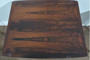 デンマークヴィンテージ　Mobel Intarsia(モーベルインタルシア)　ローズウッド材　木目が美しいネストテーブル　(R-085479)