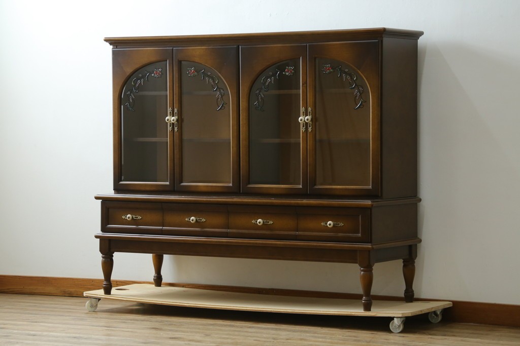 中古　美品　飛騨産業　キツツキ　ガラス扉に可愛らしい装飾の入った照明付きキャビネット　定価約30万円　(R-085481)