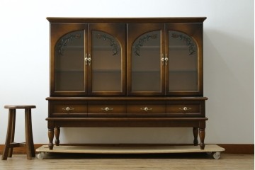 中古　美品　飛騨産業　キツツキ　ガラス扉に可愛らしい装飾の入った照明付きキャビネット　定価約30万円　(R-085481)