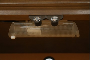 中古　美品　飛騨産業　キツツキ　ガラス扉に可愛らしい装飾の入った照明付きキャビネット　定価約30万円　(R-085481)