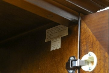 中古　美品　飛騨産業　キツツキ　ガラス扉に可愛らしい装飾の入った照明付きキャビネット　定価約30万円　(R-085481)