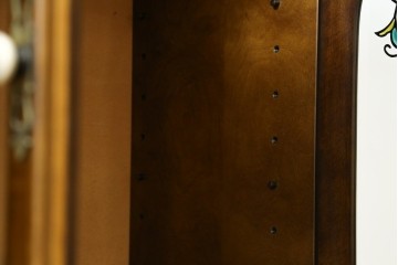 中古　美品　飛騨産業　キツツキ　ガラス扉に可愛らしい装飾の入った照明付きキャビネット　定価約30万円　(R-085481)
