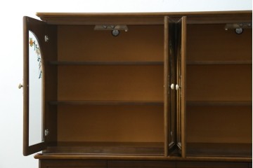 中古　美品　飛騨産業　キツツキ　ガラス扉に可愛らしい装飾の入った照明付きキャビネット　定価約30万円　(R-085481)