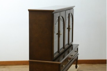 中古　美品　飛騨産業　キツツキ　ガラス扉に可愛らしい装飾の入った照明付きキャビネット　定価約30万円　(R-085481)