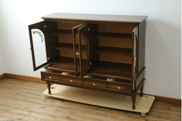 中古　美品　飛騨産業　キツツキ　ガラス扉に可愛らしい装飾の入った照明付きキャビネット　定価約30万円　(R-085481)