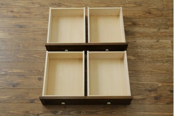 中古　美品　飛騨産業　キツツキ　ガラス扉に可愛らしい装飾の入った照明付きキャビネット　定価約30万円　(R-085481)