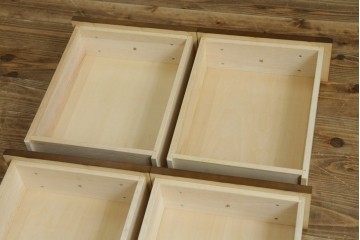 中古　美品　飛騨産業　キツツキ　ガラス扉に可愛らしい装飾の入った照明付きキャビネット　定価約30万円　(R-085481)