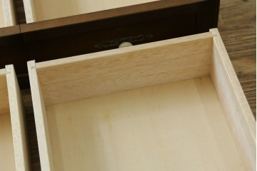 中古　美品　飛騨産業　キツツキ　ガラス扉に可愛らしい装飾の入った照明付きキャビネット　定価約30万円　(R-085481)