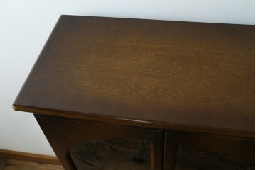 中古　美品　飛騨産業　キツツキ　ガラス扉に可愛らしい装飾の入った照明付きキャビネット　定価約30万円　(R-085481)