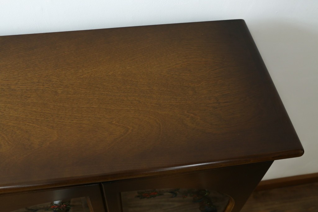 中古　美品　飛騨産業　キツツキ　ガラス扉に可愛らしい装飾の入った照明付きキャビネット　定価約30万円　(R-085481)