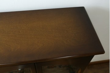 中古　美品　飛騨産業　キツツキ　ガラス扉に可愛らしい装飾の入った照明付きキャビネット　定価約30万円　(R-085481)