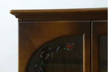 中古　美品　飛騨産業　キツツキ　ガラス扉に可愛らしい装飾の入った照明付きキャビネット　定価約30万円　(R-085481)