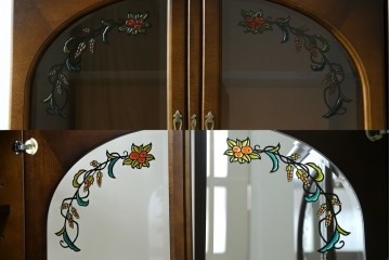 中古　美品　飛騨産業　キツツキ　ガラス扉に可愛らしい装飾の入った照明付きキャビネット　定価約30万円　(R-085481)