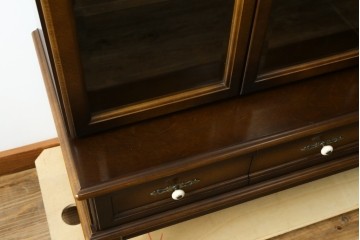 中古　美品　飛騨産業　キツツキ　ガラス扉に可愛らしい装飾の入った照明付きキャビネット　定価約30万円　(R-085481)