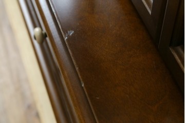 中古　美品　飛騨産業　キツツキ　ガラス扉に可愛らしい装飾の入った照明付きキャビネット　定価約30万円　(R-085481)