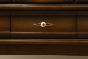 中古　美品　飛騨産業　キツツキ　ガラス扉に可愛らしい装飾の入った照明付きキャビネット　定価約30万円　(R-085481)