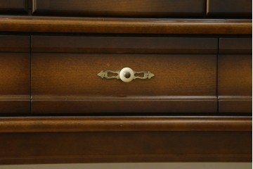 中古　美品　飛騨産業　キツツキ　ガラス扉に可愛らしい装飾の入った照明付きキャビネット　定価約30万円　(R-085481)