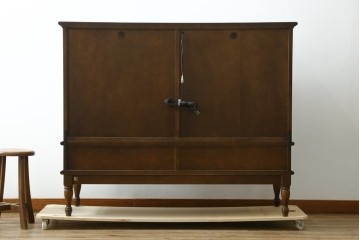 中古　美品　飛騨産業　キツツキ　ガラス扉に可愛らしい装飾の入った照明付きキャビネット　定価約30万円　(R-085481)