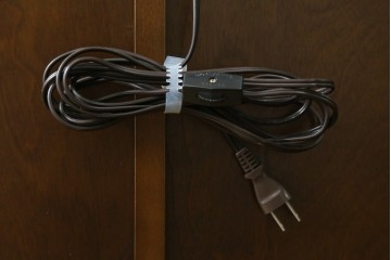 中古　美品　飛騨産業　キツツキ　ガラス扉に可愛らしい装飾の入った照明付きキャビネット　定価約30万円　(R-085481)