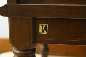 中古　美品　飛騨産業　キツツキ　ガラス扉に可愛らしい装飾の入った照明付きキャビネット　定価約30万円　(R-085481)