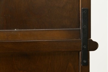 中古　美品　飛騨産業　キツツキ　ガラス扉に可愛らしい装飾の入った照明付きキャビネット　定価約30万円　(R-085481)