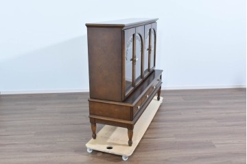 中古　美品　飛騨産業　キツツキ　ガラス扉に可愛らしい装飾の入った照明付きキャビネット　定価約30万円相当　(R-085481)