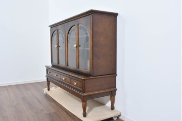 中古　美品　飛騨産業　キツツキ　ガラス扉に可愛らしい装飾の入った照明付きキャビネット　定価約30万円相当　(R-085481)