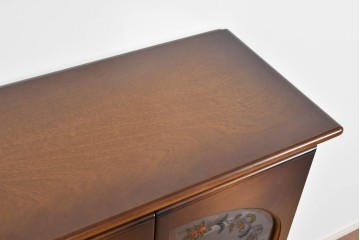 中古　美品　飛騨産業　キツツキ　ガラス扉に可愛らしい装飾の入った照明付きキャビネット　定価約30万円相当　(R-085481)