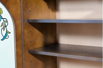 中古　美品　飛騨産業　キツツキ　ガラス扉に可愛らしい装飾の入った照明付きキャビネット　定価約30万円相当　(R-085481)