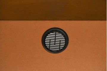 中古　美品　飛騨産業　キツツキ　ガラス扉に可愛らしい装飾の入った照明付きキャビネット　定価約30万円相当　(R-085481)